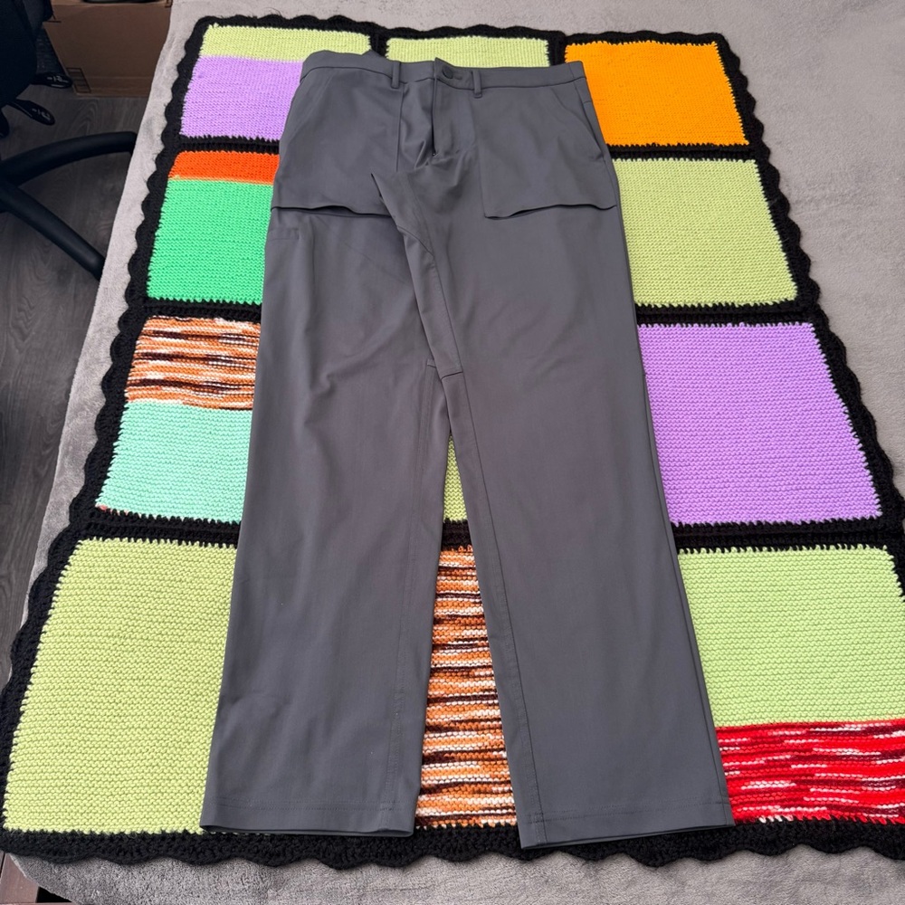 ALO Yoga Block Pants Mens Charcoal Performance Chino Pocket Size 33R